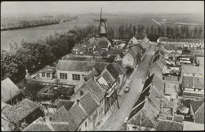 Buren.137 Zicht op Zoetendaal en korenmolen vanaf de toren van de Sint Lambertuskerk; luchtfoto