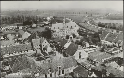 Buren.138 Zicht op Nachtegeaalstraat en weeshuis vanaf de toren van de sint Lambertuskerk; luchtfoto