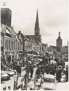 176 Een historische optocht op de Grote Markt in Culemborg. De opname is gemaakt vanaf het stadhuis richting Binnenpoort