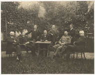 182 Het vroegere bestuur van de Nutsspaarbank in Culemborg. Van links naar rechts: A.J.C. Bakker, Oud Katholiek Pastoor ...