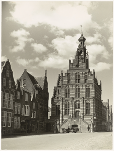 193 Een vooraanzicht van het stadhuis in Culemborg aan de Grote Markt. Voor het stadhuis staat een jeep geparkeerd