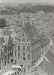1064 Stadhuis met weekmarkt. Foto genomen vanaf de Vierkante Toren