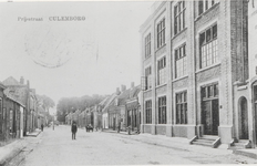 2182 Foto met rechts de fabriek van sigarenkistjes Imprimator en links de oude huizen aan de Prijssestraat