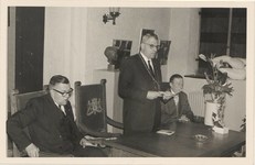 2547 Herdenking 50 jarig bestaan van het Gemeentelijk Waterleidingsbedrijf in de burgerzaal van het stadhuis.