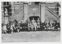 4554 Groepsfoto van onbekend gezelschap voor het stadhuis.