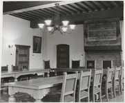 53 Raadszaal in de Schepenzaal van het oude Stadhuis; met op de foto een schilderij van Koningin Juliana