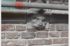 5700 Detail van de voorgevel van het stadhuis.