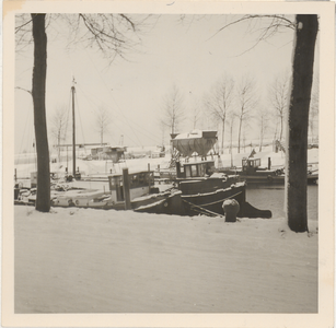 1 Zand en grindstorters van de firma Verbrug aan de haven tijdens de winter. Op de achtergrond de hefbalk voor de bomen ...
