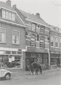 7 Smederij familie Heij in de Zandstraat 69, met links de bijbehorende winkel (nr.71) in ijzerwaren en huishoudelijke ...