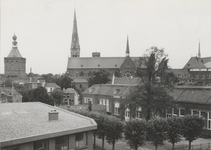 9 Gezicht op Culemborg genomen vanaf de R.K. Willebrordesschool. Op de achtergrond de Binnenpoort, Rooms Katholieke ...