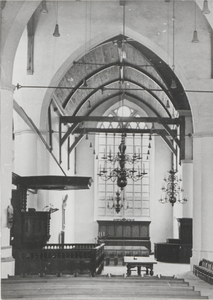 16 Kerkinterieur van de Nederlands Hervormde Grote of Sint-Barbarakerk. De kerk dateert uit de 14de eeuw. In 1654 ...