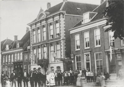 23 Varkensmarkt aan de westzijde, met het woonhuis van de familie Dresselhuys (later Maria Regina en rechts Hotel De ...