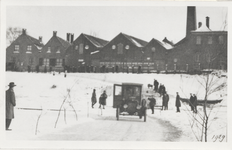 29 Rijbaan over het ijs van de Lek in de winter 1928/1919. Op de achtergrond de Veerkade met links het veerhuis en ...