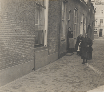 38 Zicht op het huis van W.J.D. van Hoytema vanuit de Kleine Kerkstraat; in de deuropening Aal en Dien de Vries
