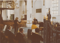 40 Muziekuitvoering in de NH Grote of Sint Barbarakerk met Bert Lassing, die vanaf 1970 cantor-organist was.