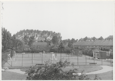 99 Tennisvelden van C.T.V. De Doelen met op de achtergrond rechts een rij huizen van het Hoge Dorp. Het Hoge Dorp is in ...