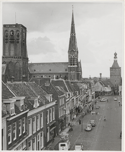 114 Gezicht op Markt vanaf Stadhuis, met op de achtergrond de vierkante toren van de NH Grote of Sint Barbarakerk, de ...