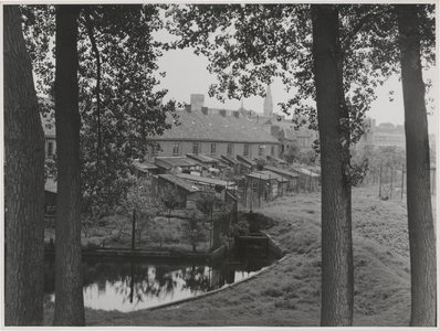 118 Loentjesgracht en huizen van het Hoge Dorp met stadmuurtorentje en op de achtergrond rechts de stoelenfabriek van ...