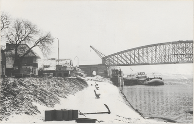 185 Steenoven. Spoorbrug met losplaats van de steenoven aan de Lek