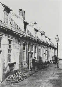 213 Woningen Elisabeth Gasthuis, het Oude Mannen en Vrouwenhuis met in het midden de gaslantaarn.. In 1534 gesticht ...