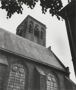 232 Nederlands Hervormde kerk. Vierkante toren.