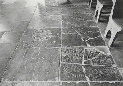 253 Beschadigde grafzerken aan zuidzijde middenschip in Nederlands Hervormde Kerk.