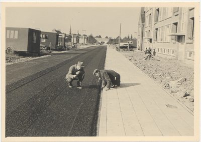 521 Ingebruikneming koud-asfalt-afwerkmachine Hussen's aannemingsbedrijf in de Jan van Riebeeckstraat.