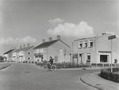 539 Beatrixstraat met rechts het huis van Jan Bronk.