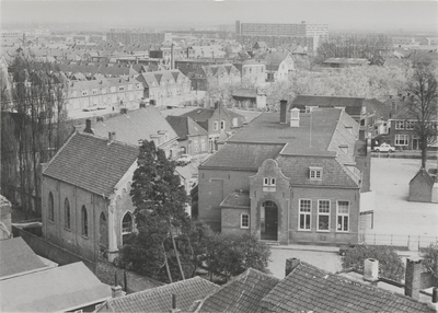 550 W.D. Postmaschool met links de voormalige synagoge; Hemelvaartsdag 1969.