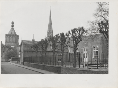 551 W.D. Postmaschool met op de achtergrond de Binnenpoort en de R.K. kerk; Hemelvaartsdag 1969.