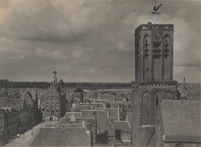 557 Stadsgezicht in vogelvlucht met markt, stadhuis en de vierkante toren van de NH Grote of Sint Barbarakerk.
