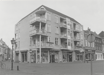 570 Markt met hoek Everwijnstraat. Op de plaats van het appartementengebouw heeft voorheen Hotel Vulto en Veen gestaan.