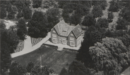 581 Luchtfoto Koningin Julianaschool: voorheen villa familie van Hoytema.