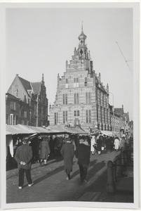 699 Kramen van de weekmarkt met op de achtergrond het stadhuis.