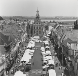 790 Overzicht over de markt van Culemborg, met marktkramen en stadhuis