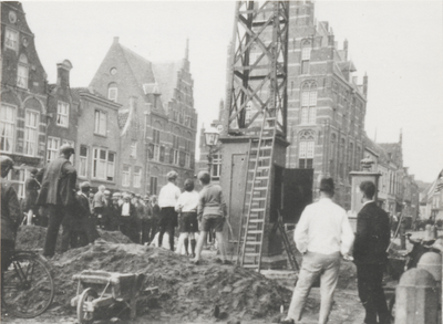 841 Neerhalen van de telefoonpaal op de Markt