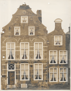 871 Gevels Rotterdamsche Bank NV aan de Markt voor de restauratie.