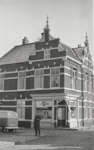 884 Winkel op de hoek van de Visstraat en Havendijk.