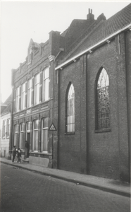 892 Rechts de ramen van de Evangelische Lutherse Kerk gebouwd in 1839.