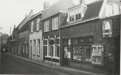 899 Goilberdingerstraat met de oude tabakswinkel van J. Kuik.