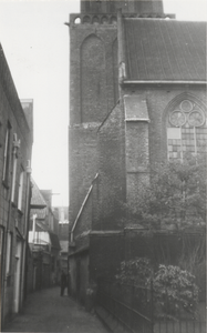 908 Kromme Elleboogsteeg met rechts de NH Grote of Sint Barbarakerk.