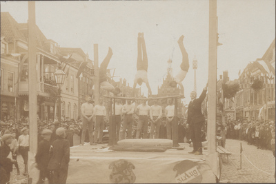 910 Oranjefeest op de Markt ter gelegenheid van geboorte Prinses Juliana. Optreden gymnastiek vereniging Kracht en ...