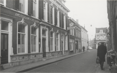 918 Het pand van de Amsterdamsche Bank in de Kattenstraat, richting de 'Vier Hoeken'.
