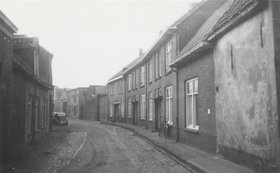 926 Ingang van de Korte Meent vanuit de Achterstraat met rechts de nog bestaande woningen. Verderop in de straat de ...