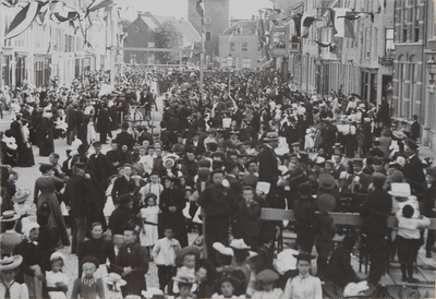 952 Koninginnefeest op de Markt met activiteit 'Ringrijden'.