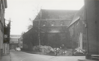 965 NH Grote of Sint Barbarakerk in de Ridderstraat.Op de achtergrond toegangspoort van het Seminarie.