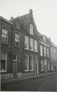 1002 Tollenstraat met op nr 30 pand met trapgevel.