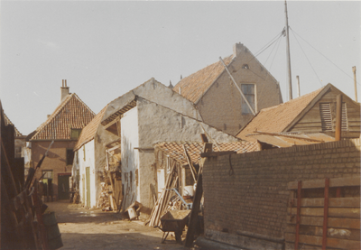 1051 Stadsboerderij, gezicht op erf vanaf Oosterwal.