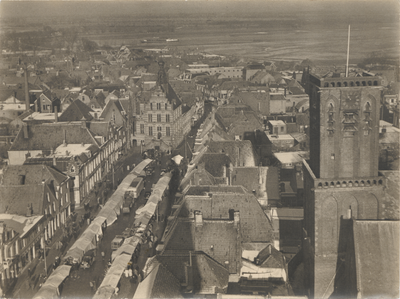 1073 Panorama vanaf RK Barbarakerk over de Markt met de weekmarkt op dinsdag.