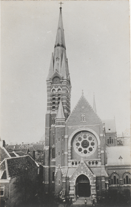 1074 De uit 1886 neogotische RK Barbarakerk van architect Piet van Genk.